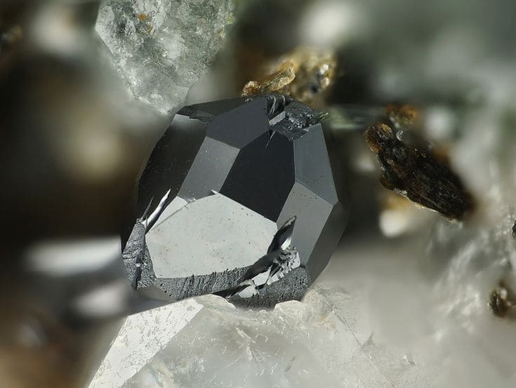 Batu Ilmenite Mineral Hitam Pekat Sang Sumber Titanium Alam