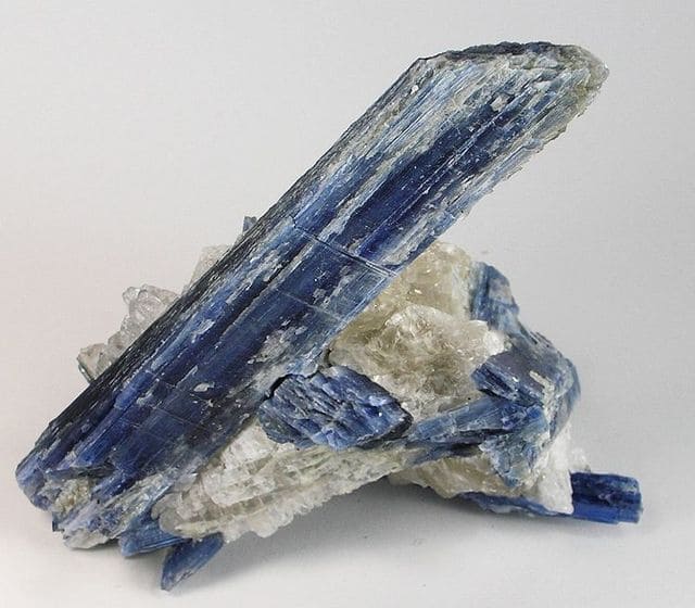 Batu Kyanite Kristal Biru Menyelaraskan Pikiran dan Energi Jiwa