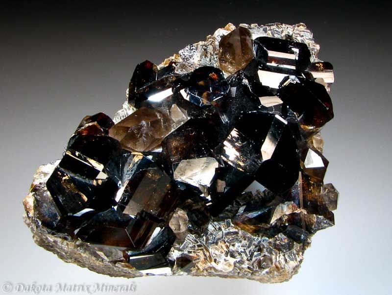Batu Cassiterite Kilau Logam Hitam yang Tersembunyi dalam Bumi
