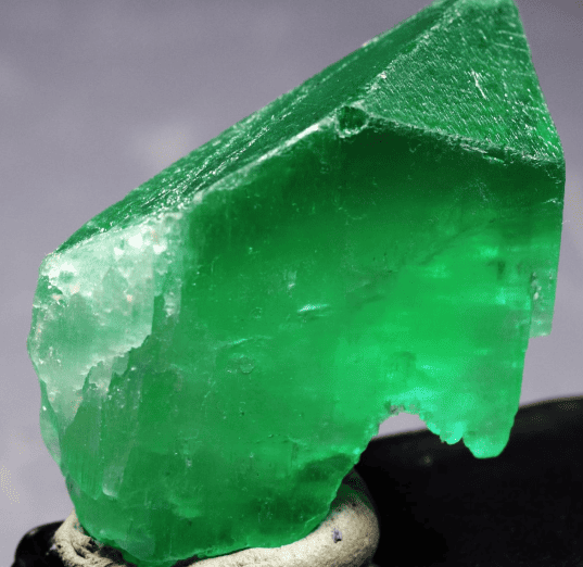 Batu Hiddenite Permata Hijau Langka yang Pancarkan Energi Cinta