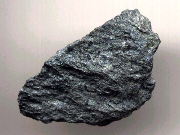 Batu Chromite Pesona Hitam Logam yang Jadi Jantung