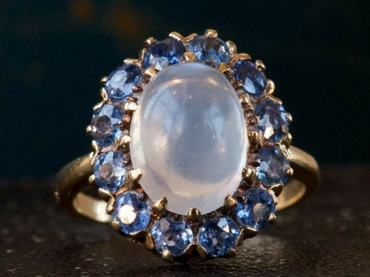 Batu Moonstone Permata Cahaya Bulan yang Penuh Magis