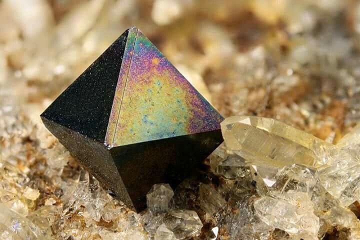 Batu Magnetite Pesona Hitam Penuh Energi Daya Tarik Magnetis