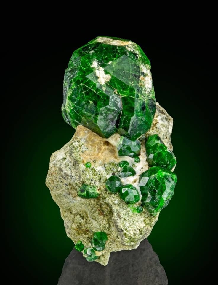 Batu Demantoid Garnet Permata Hijau Langka dengan Kilau