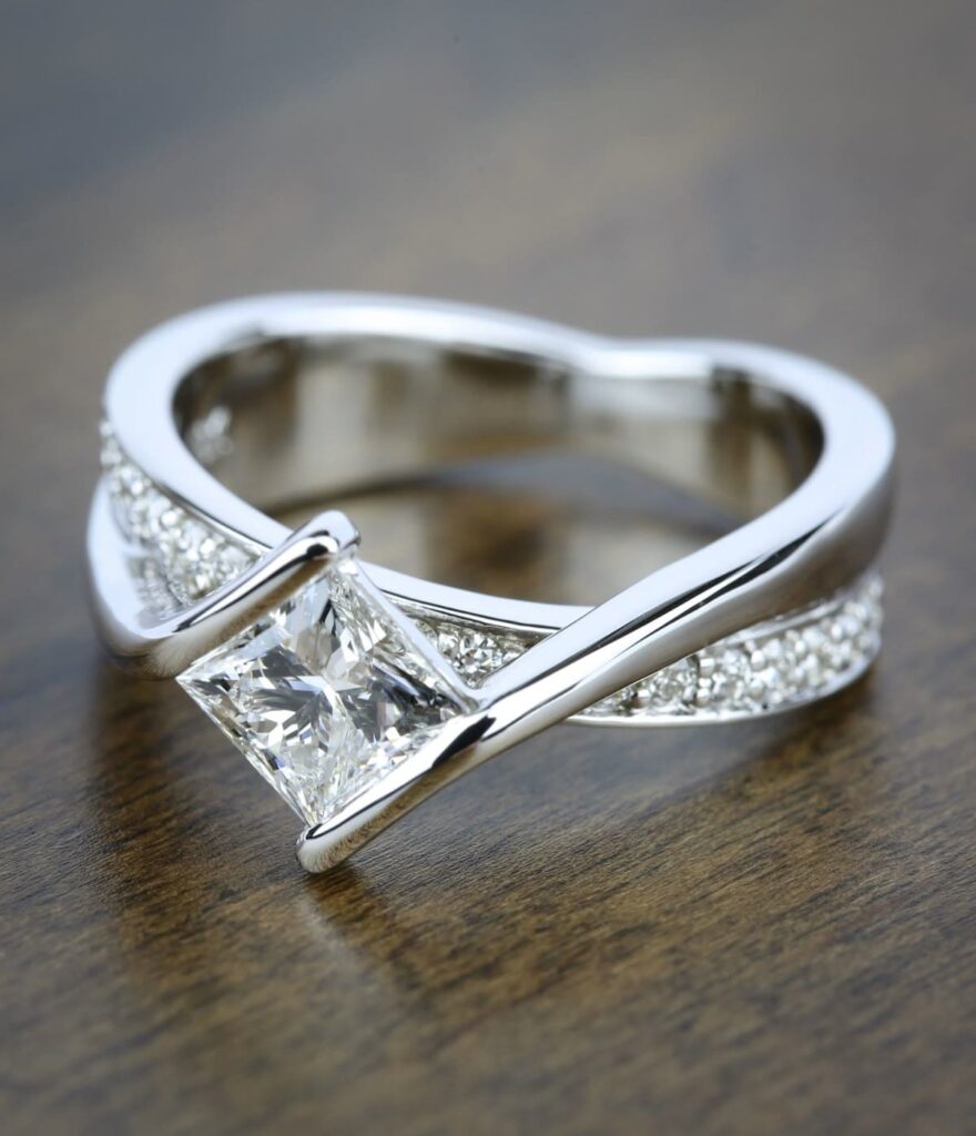 Cincin White Gold Berlian Princess Cut Elegan dan Modern
