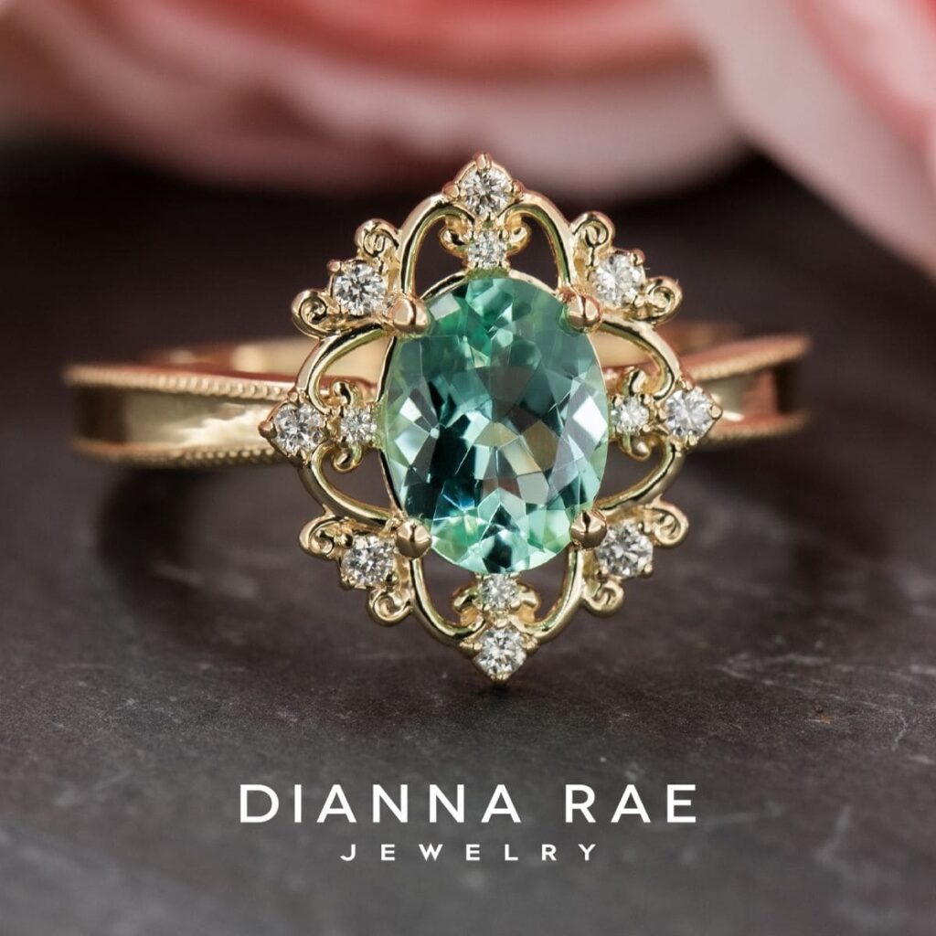 Cincin Permata Hijau dengan Aksen Berlian Keanggunan Abadi